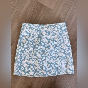 Super cute Daisy floral mini skirt